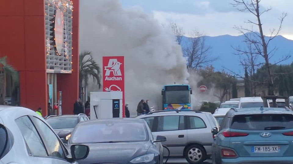 Perpignan : un bus prend feu sur le parking d'Auchan ce matin